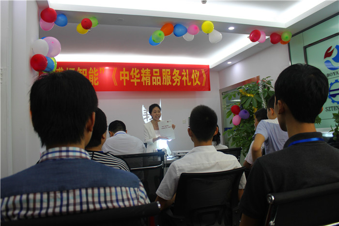 課程現(xiàn)場，學(xué)員們正在聚精會神的聽課
