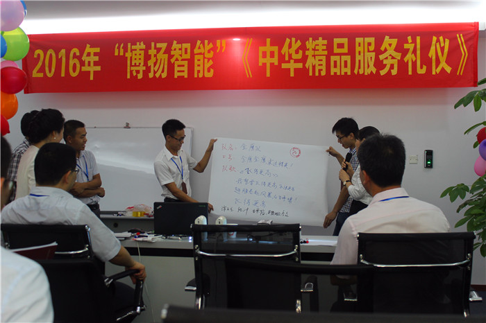 圖為金鷹隊(duì)在展示自己隊(duì)名、口號、隊(duì)歌、隊(duì)旗。